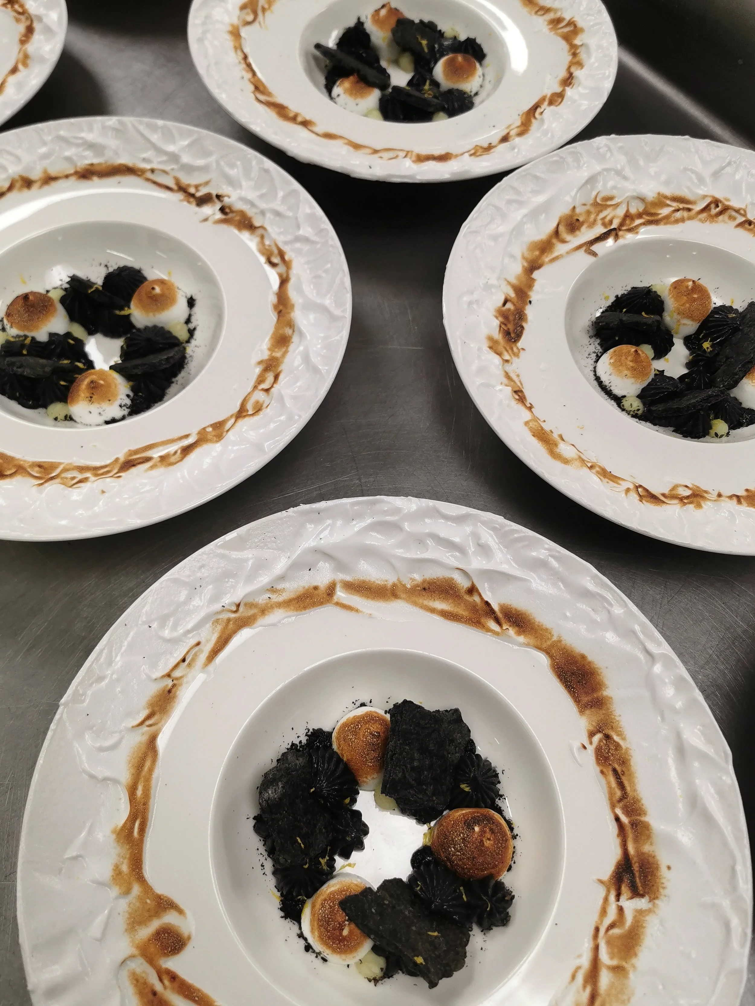 Dessert à l'assiette créé par un élève du lycée hôtelier international de Lille lors d'un workshop de design culinaire mené par Anne-Claire Turbé, designer culinaire