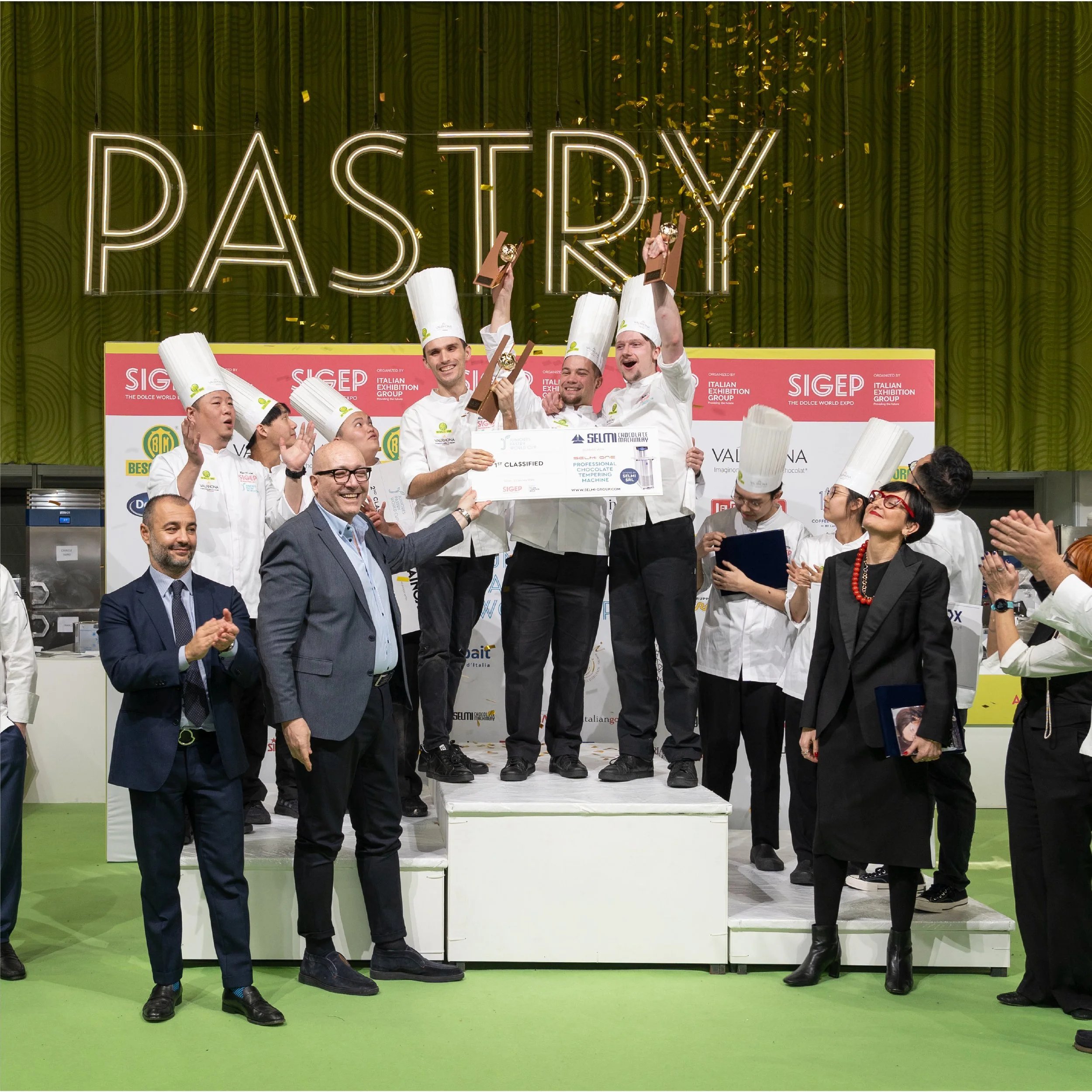Photo des gagnants de la JWPC 2023, Alistair Smith et Julien Maheux, accompagnés par Anne-Claire Turbé, designer culinaire