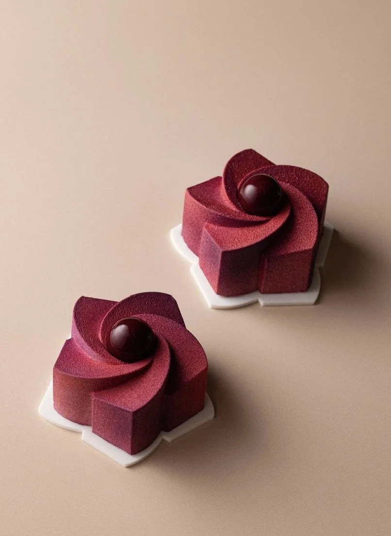 Deux desserts au cassis créés sur-mesure par Anne-Claire Turbé, designer culinaire et Alistair Smith, chef pâtissier consultant pour Boiron
