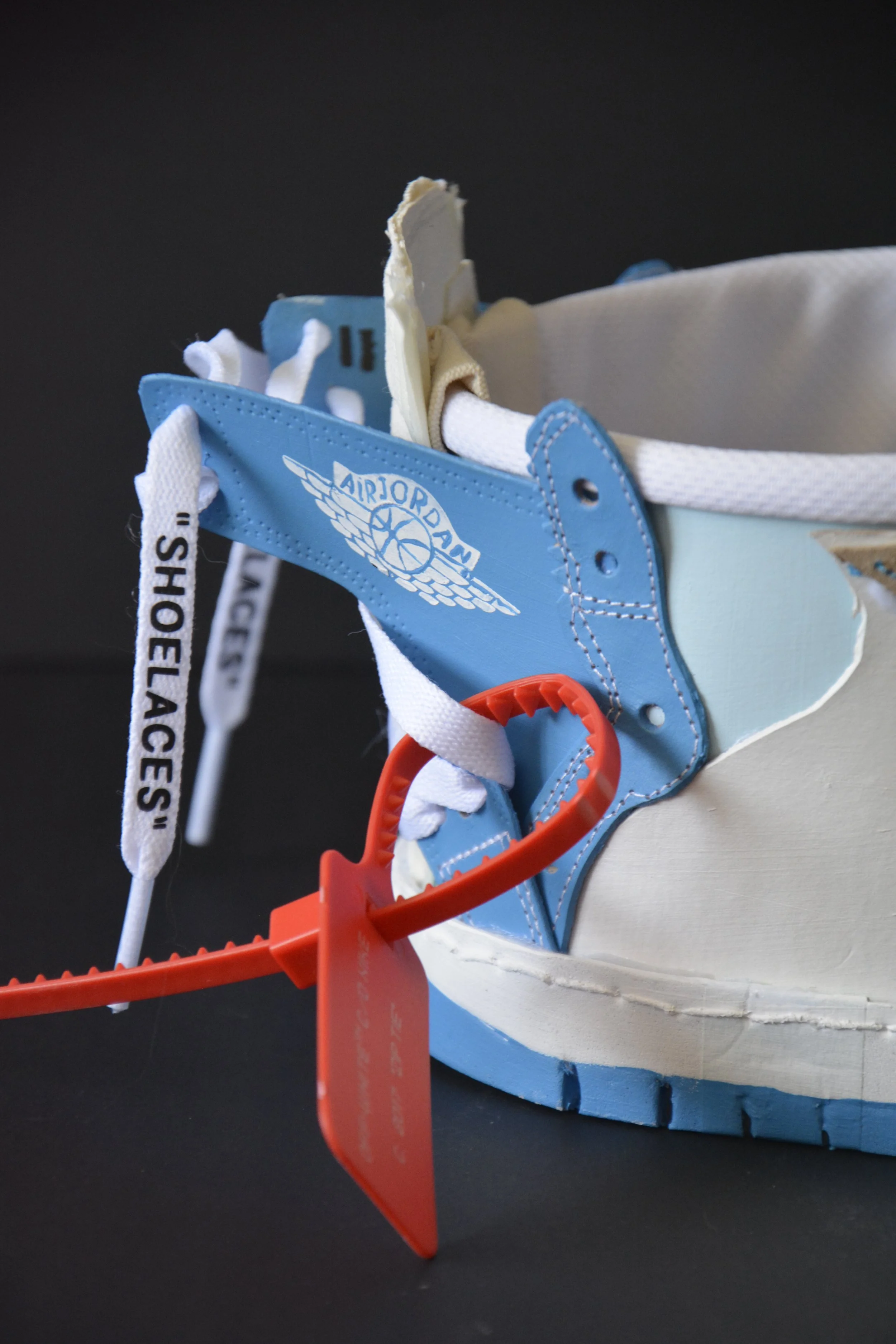 Off-White X Nike Sneaker crown took close to see the details.
