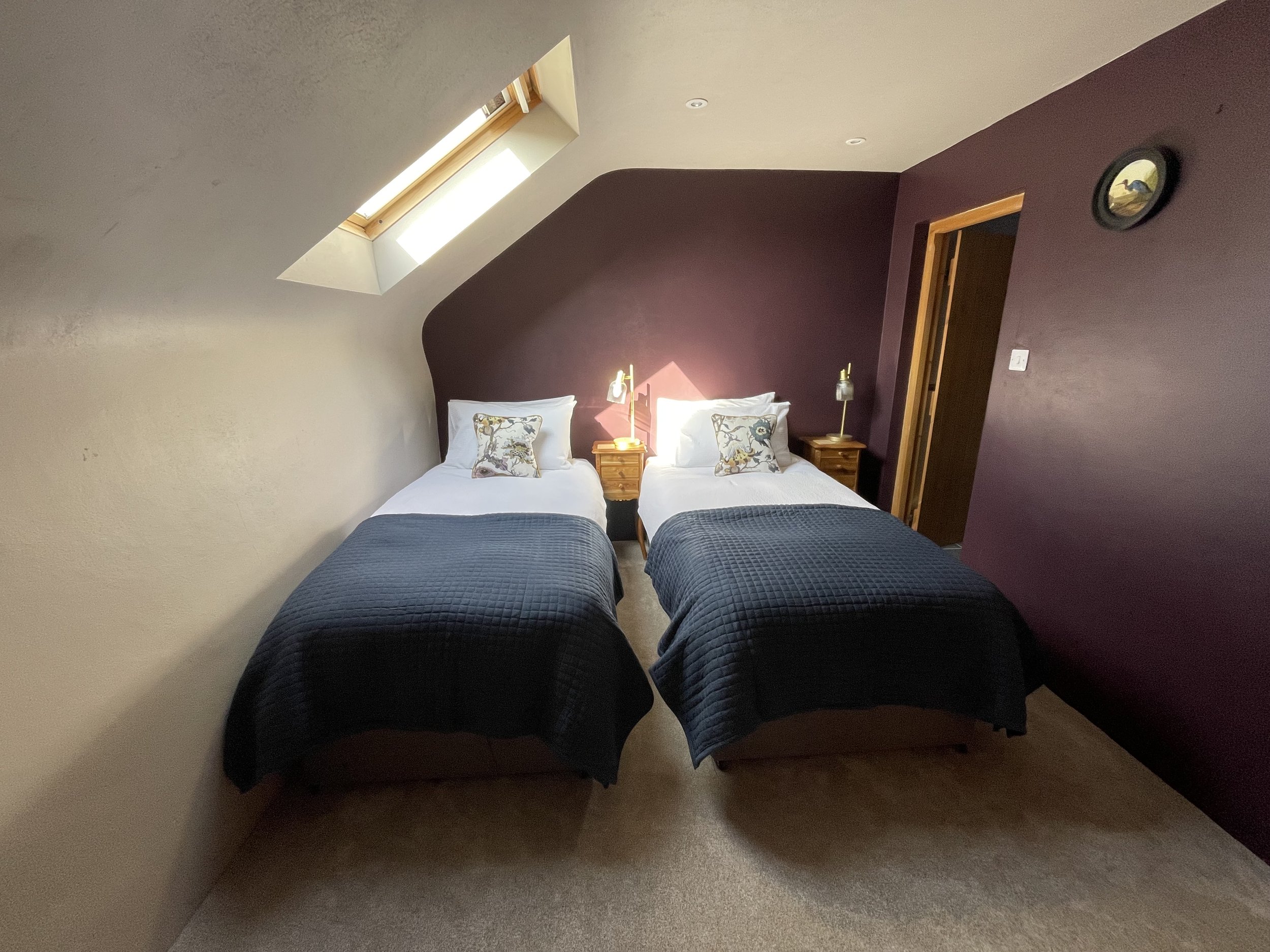 Cosy second bedroom with twin beds