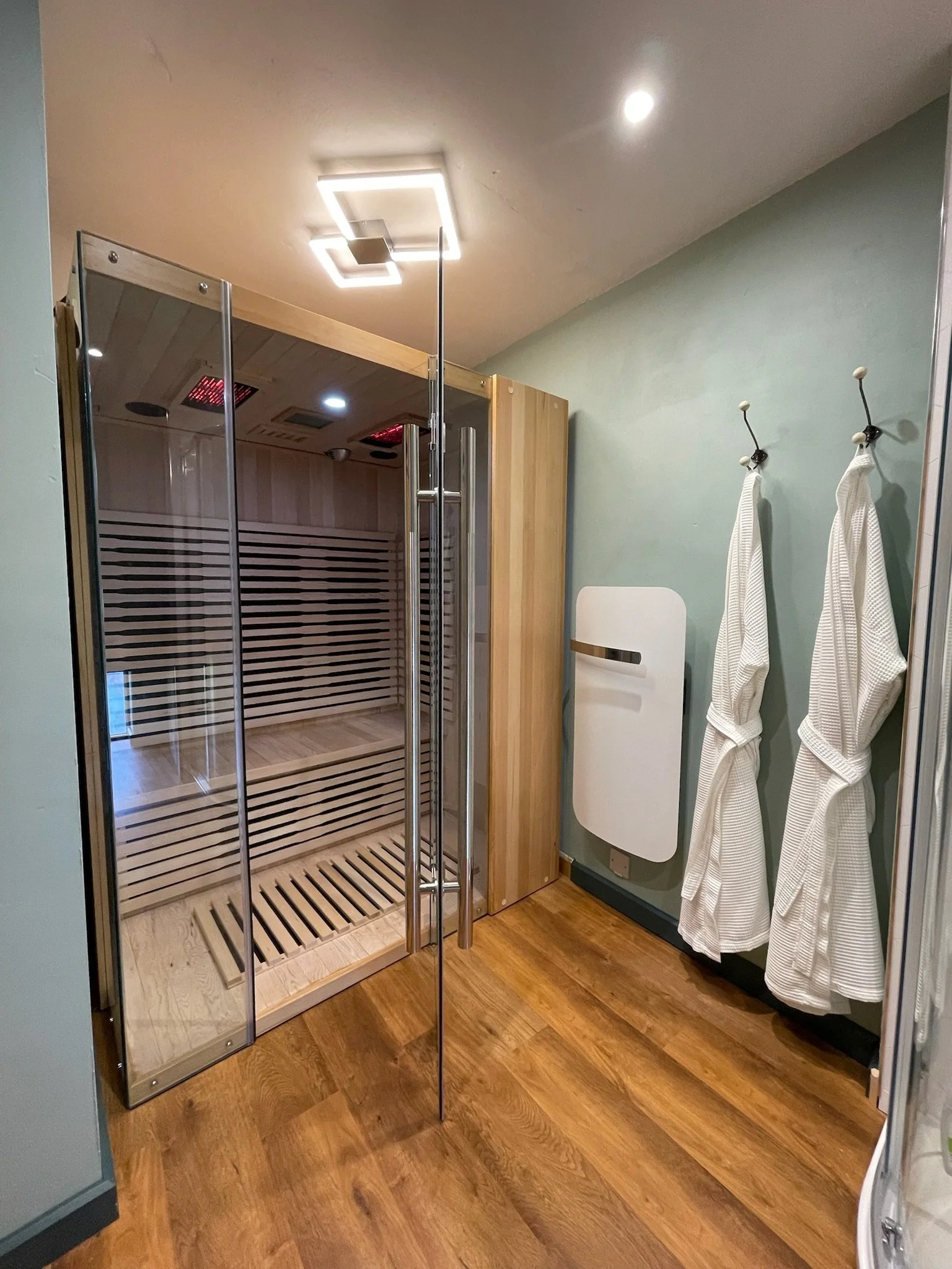 Infra-red sauna! Easy to operate, quick to heat up, perfect for complete relaxation. 