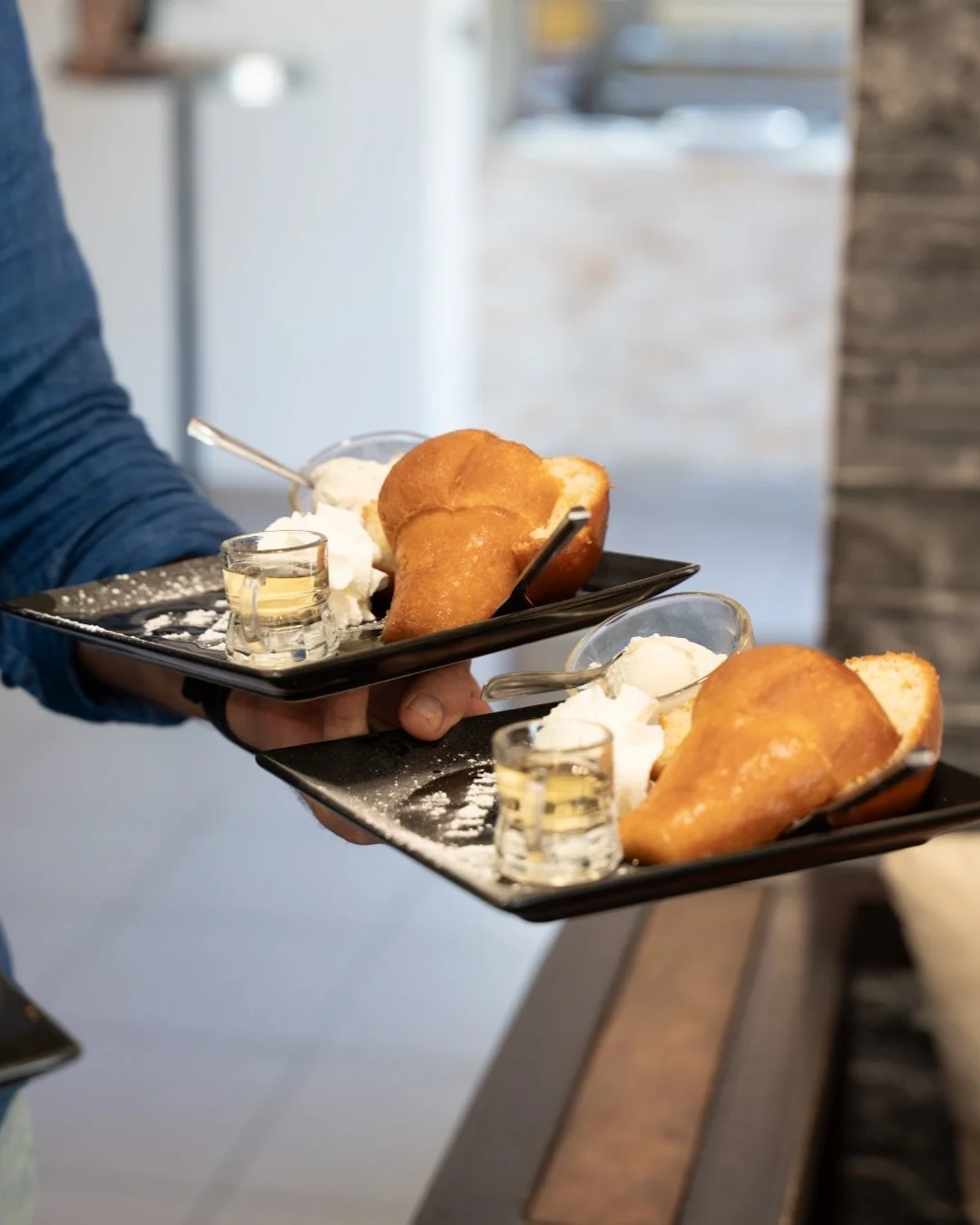Le Baba au Rhum Italien 🇮🇹

Moelleux, a&eacute;rien et g&eacute;n&eacute;reusement imbib&eacute; de rhum parfum&eacute;, notre baba est une v&eacute;ritable douceur italienne.

Servi avec une boule de glace vanille italienne et accompagn&eacute; de
