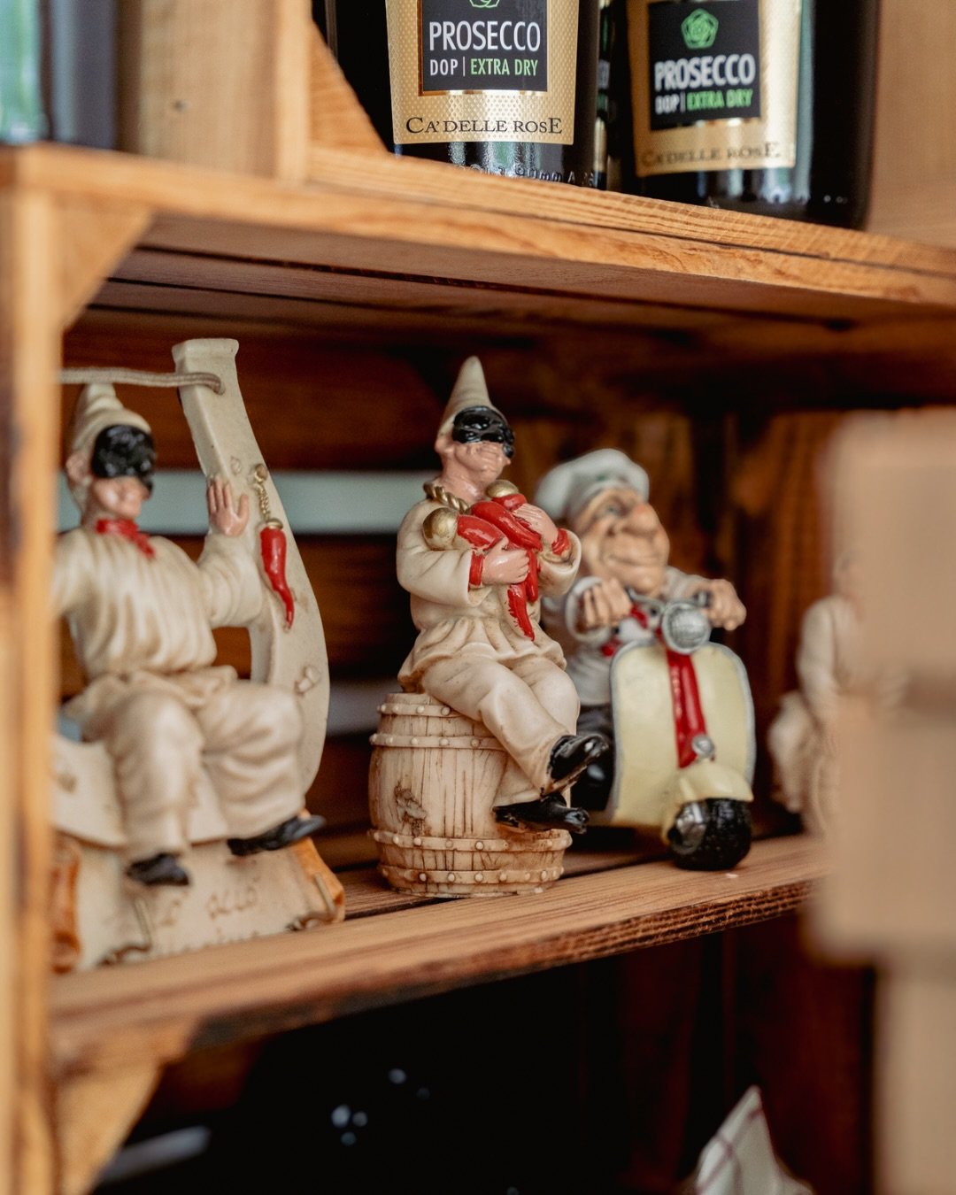 Depuis Naples, Pulcinella s&rsquo;est invit&eacute; dans notre d&eacute;co 🇮🇹🎭

Figure embl&eacute;matique de la commedia dell&rsquo;arte, il apporte avec lui un peu de l&rsquo;&acirc;me napolitaine, entre tradition, folklore et dolce vita.
____
?