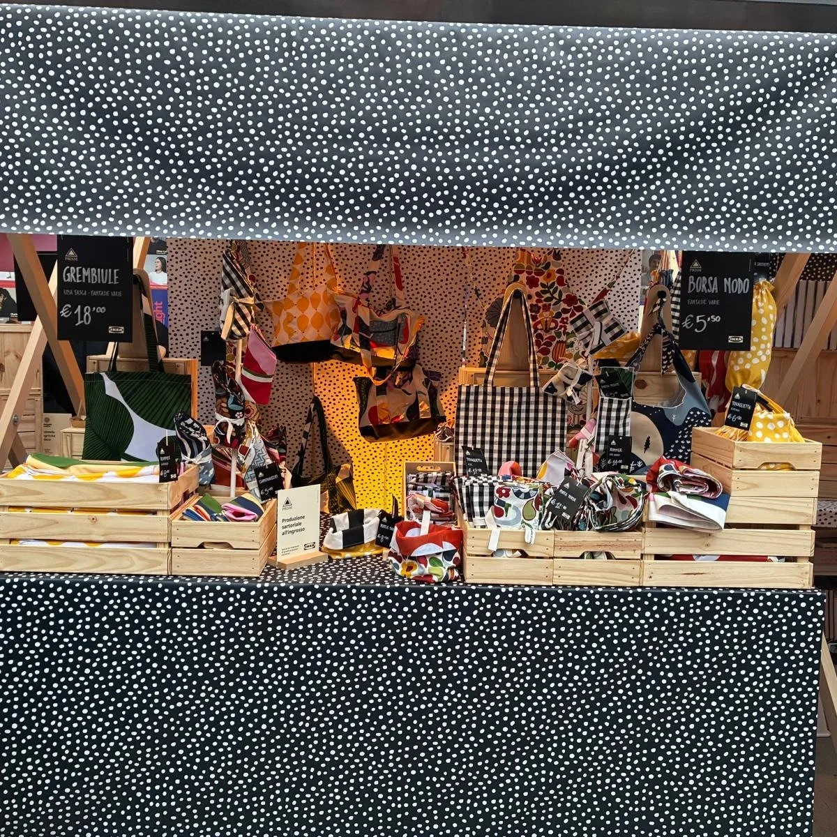 PRISM x IKEA alla Design Week.
Un incontro tra creativit&agrave;, upcycling e nuovi modi di dare valore ai materiali.
Abbiamo trasformato tessuti IKEA, intrecciandoli con nuove fantasie originali in anteprima, per raccontare un design che non spreca,