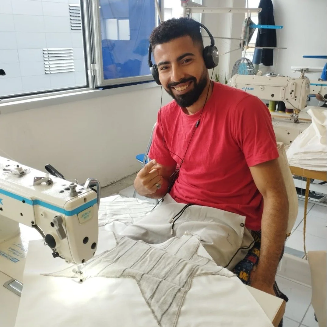 Dietro PRISM ci sono mani, storie e nuove possibilit&agrave;.
Come quella di Nasir, giovane sarto arrivato a Milano dall&rsquo;Afghanistan, che oggi continua a costruire il suo futuro attraverso il lavoro, lo studio e la determinazione.

Per noi incl