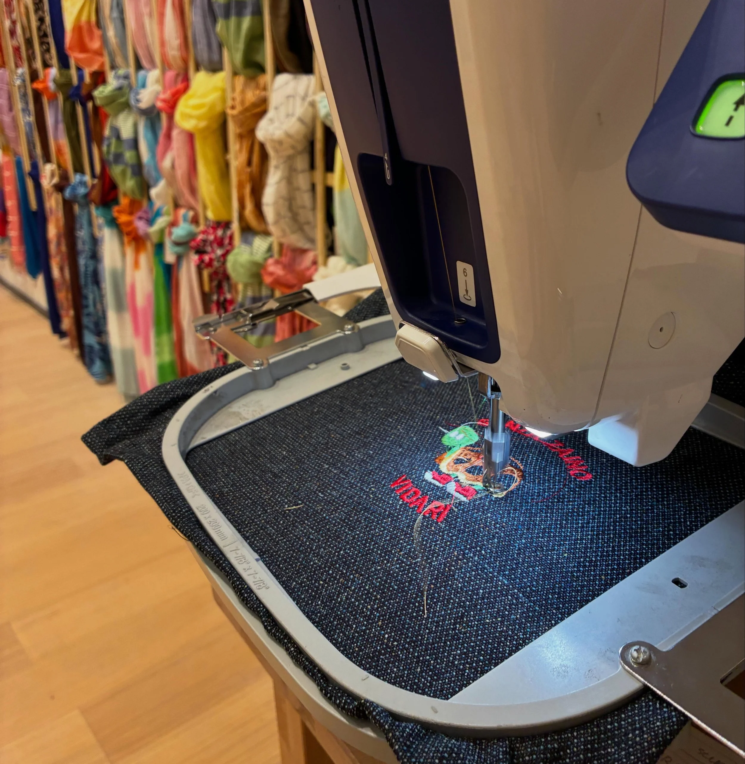 Ogni punto racconta una storia. 🧵✨

Realizziamo ricami personalizzati con cura, precisione e passione, trasformando un semplice tessuto in qualcosa di unico.

#RicamoPersonalizzato #Embroidery #MadeWithPassion #Ricami #ArtigianatoItaliano