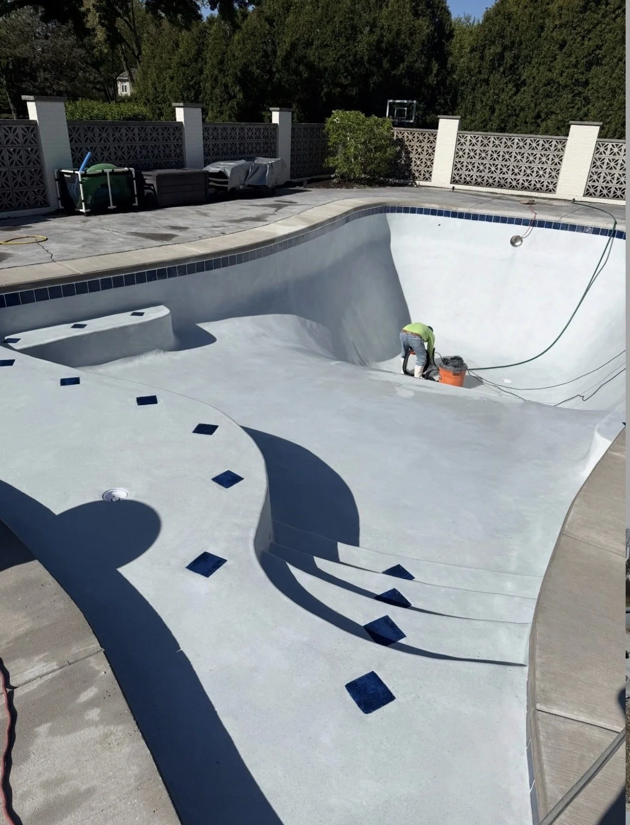Luxury Pool Features: Tanning Ledges &amp; Bubblers in IL
