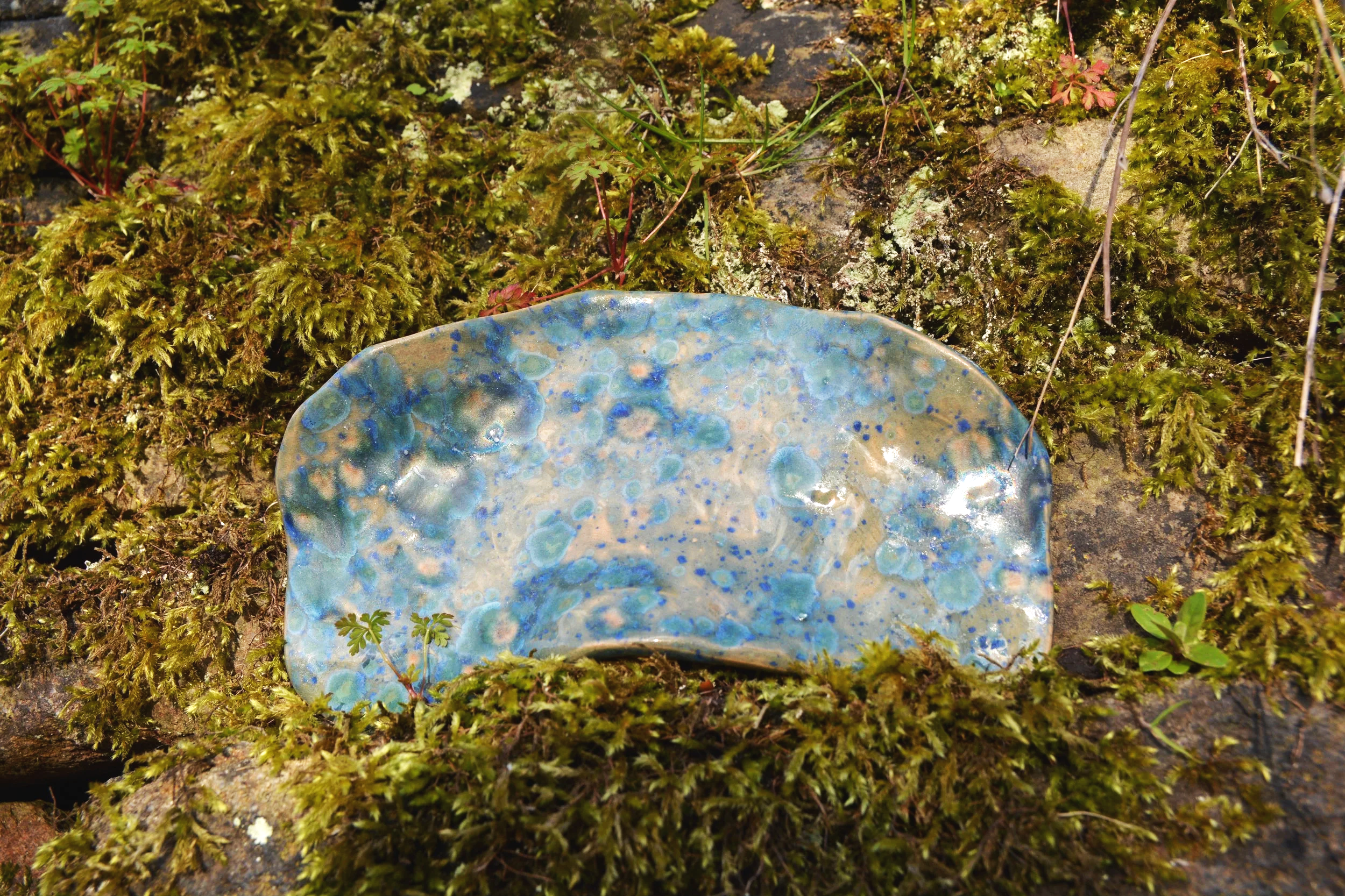 Organic Flow 2
Size: 11 × 18 cm
Material: Hand‑built ceramic (Earthenware clay), layered blue glaze
Year: 2026