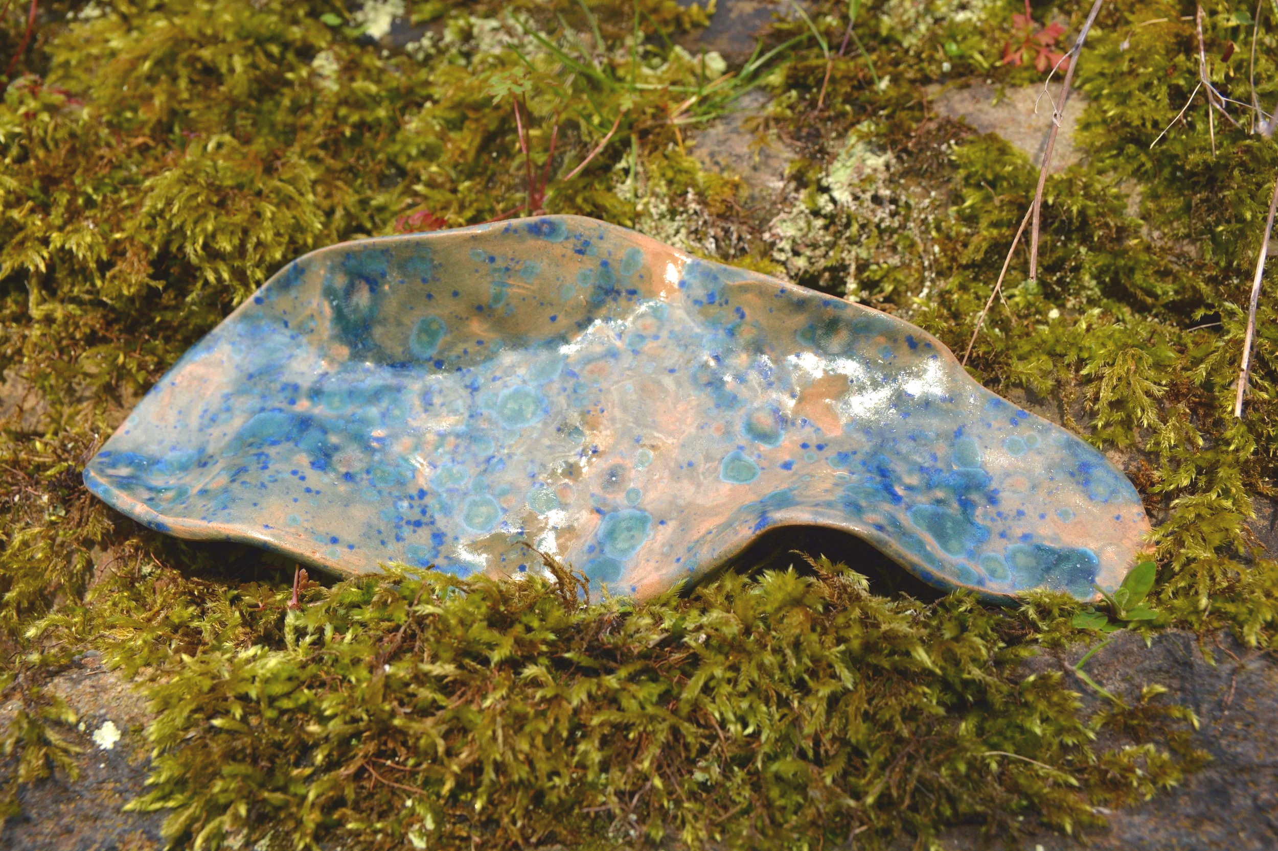 Organic Flow 1
Size: 10 × 23 cm
Material: Hand‑built ceramic (Earthenware clay), layered blue glaze
Year: 2026