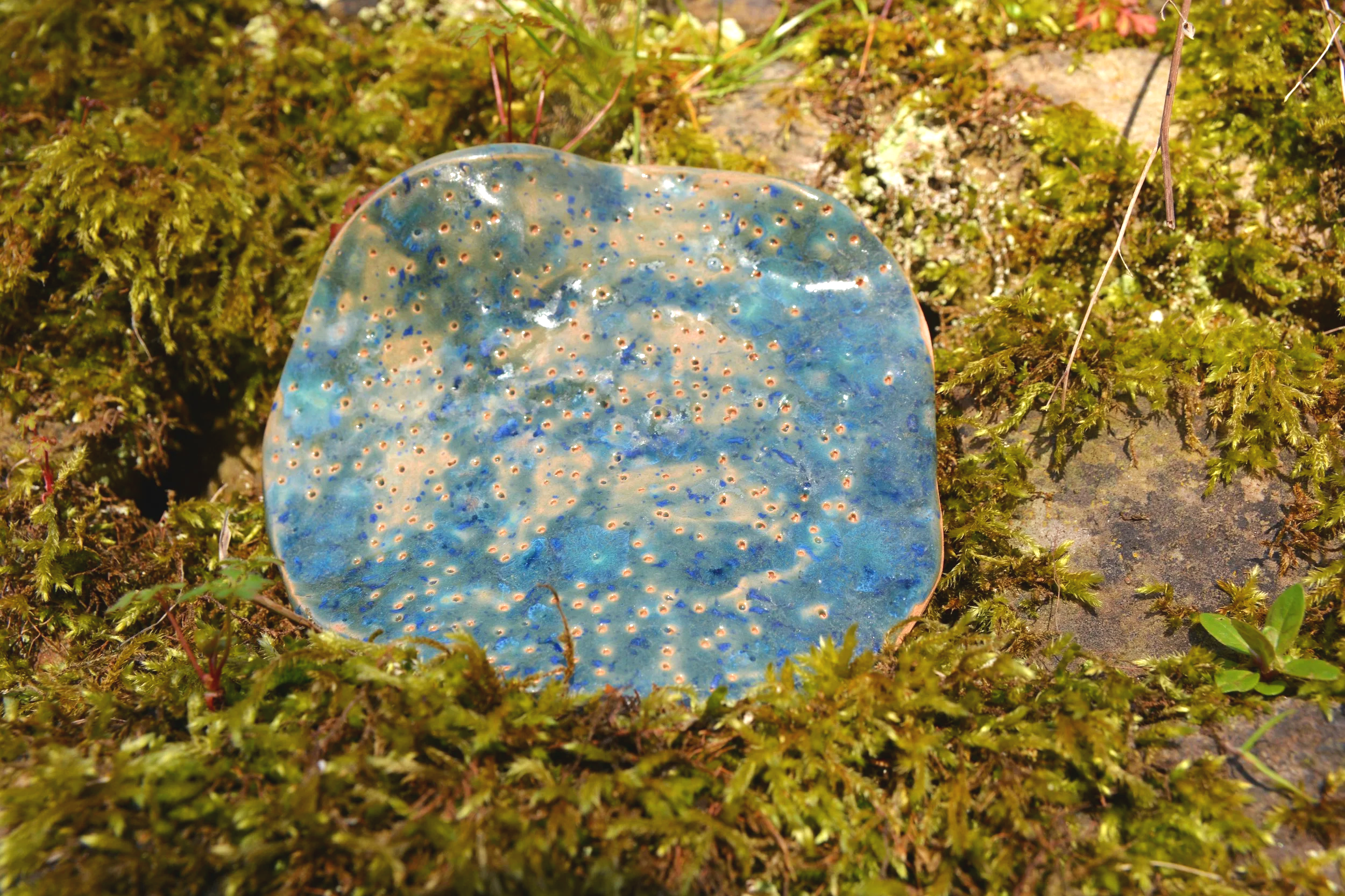 Earthenware in Flow
Size: 11 cm × 13 cm
Material: Hand‑built ceramic (Earthenware clay), layered blue glaze
Year: 2026