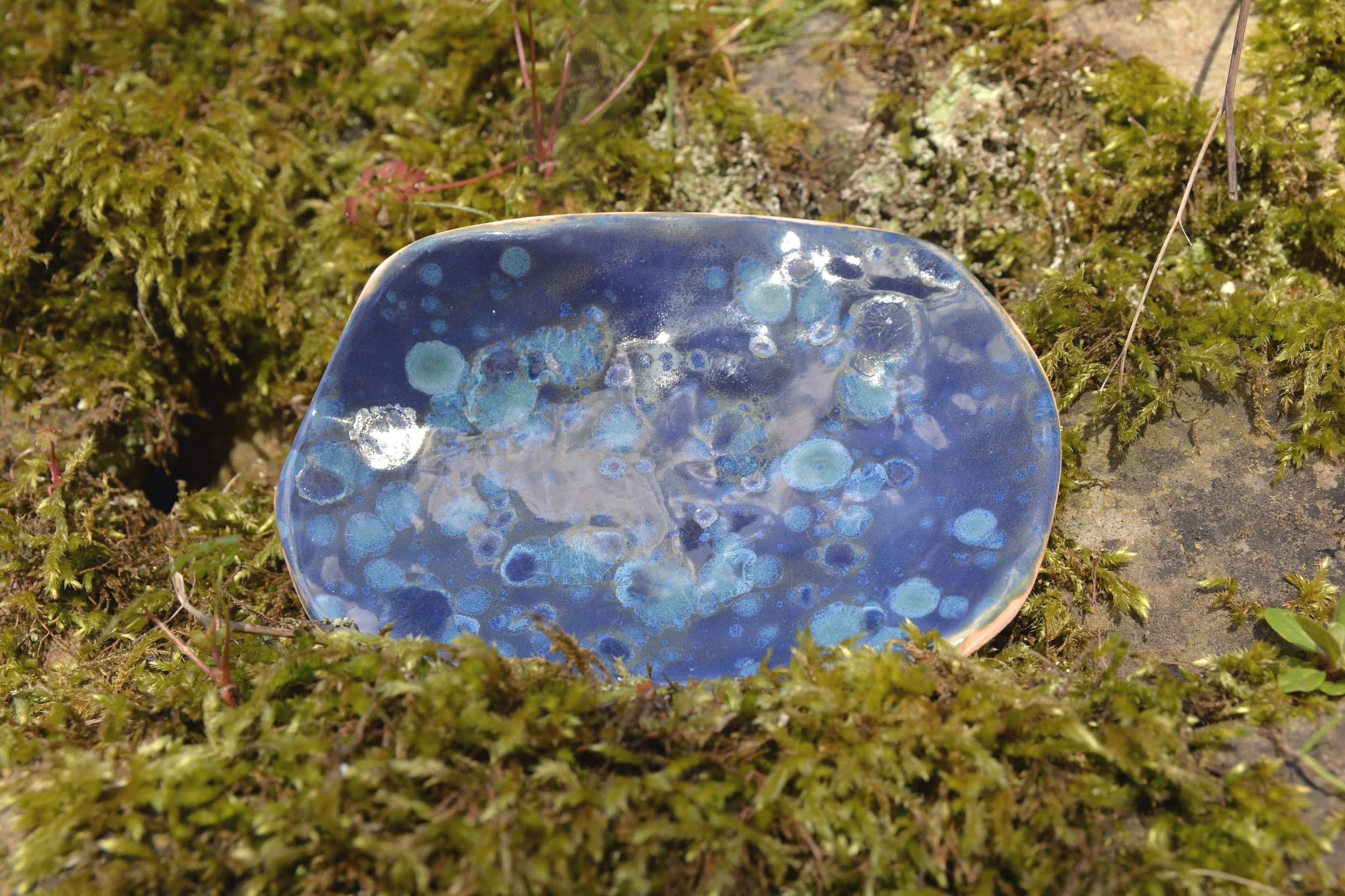 Small Basin Form  
Size: 10 × 18 cm
Material: Hand‑built ceramic (Earthenware clay), layered blue glaze
Year: 2026