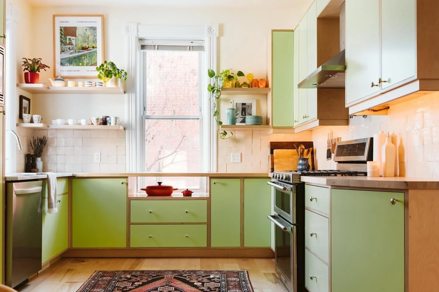 A kitchen that just feels good to be in. 
Nothing overdone, just the right balance of colour, light and material. 

Built with care by Foxtrot Construction and it shows. 

📸 @maryzitapaynephotography
