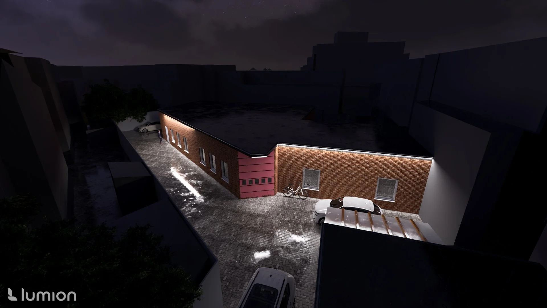 Een nachtbeeld van een woning met verlichte gevel, fietsen, auto's en een betegelde oprit.