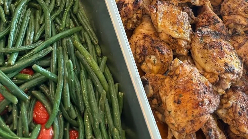 Green beans with cherry tomatoes and grilled chicken drumsticks.