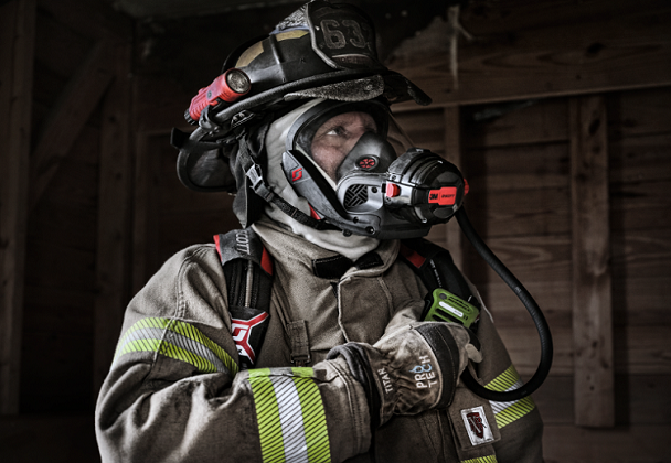 bombero con equipo de protección, máscara de respiración y casco, en un entorno interior de madera