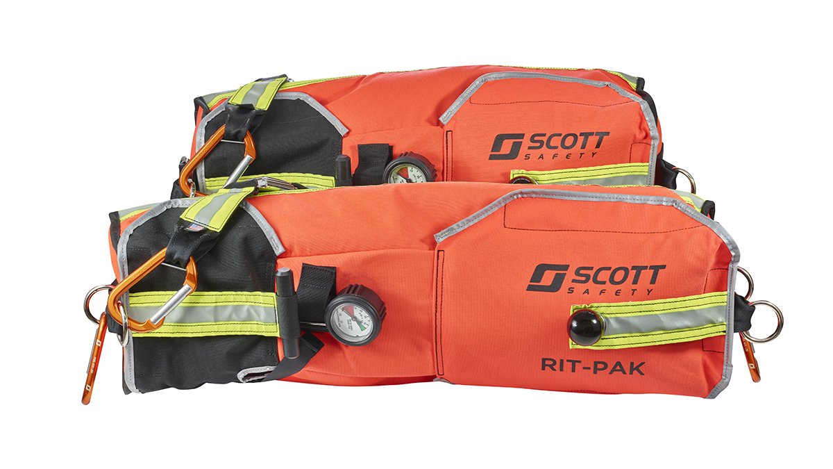 Dos botiquines de primeros auxilios de color naranja con detalles en negro y gris, marcas Scott Safety, con compartimentos y accesorios para emergencias.