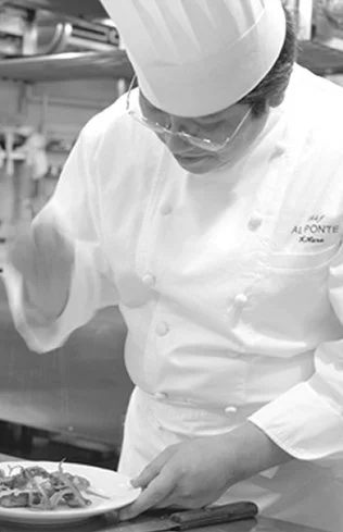 シェフが料理を盛り付けている様子