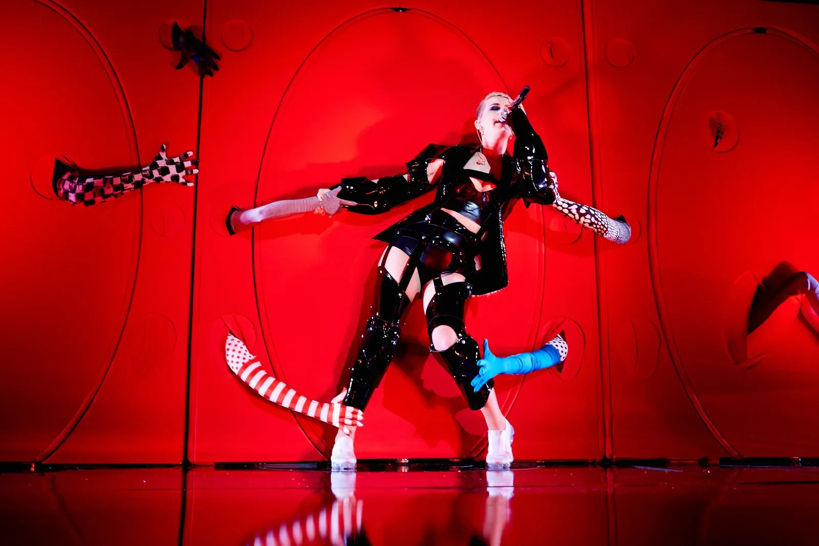 katy-perry-performance-met-gala-02.webp