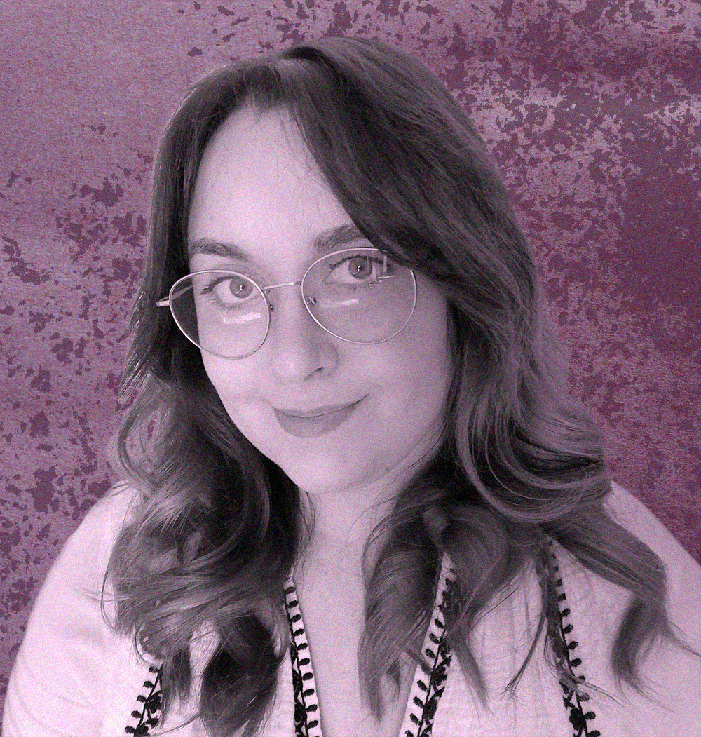 Portrait de Pauline portant des lunettes rondes et un sourire léger, avec des cheveux longs ondulés, en arrière-plan une surface texturée de couleur mauve.