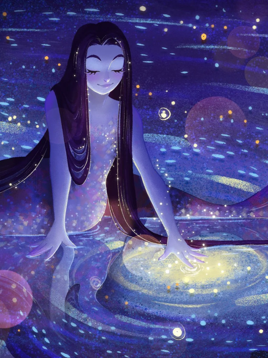 Une sirène avec de longs cheveux noirs et une peau violette, assise dans l'eau sous un ciel étoilé, entourée de lumières scintillantes et d'effets lumineux magiques.