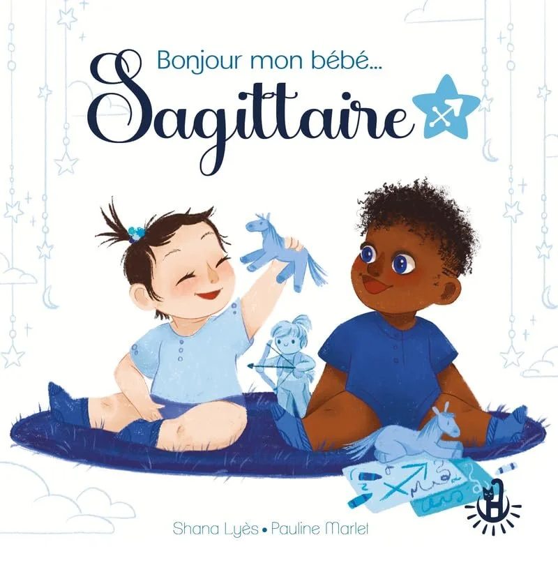 Couverture d'un livre pour enfants intitulé "Bonjour mon bébé... Sagittaire" montrant deux bébés assis sur un tapis, un bébé avec la peau claire et cheveux bruns entouré d'objets en bleu et une bébé avec la peau foncée et cheveux afro avec un fond blanc décoré d'étoiles et de planètes.