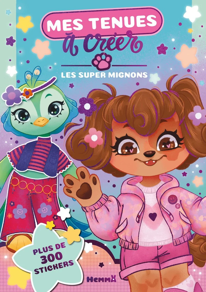 Couverture d'un livre pour enfants illustrée en style cartoon avec deux personnages mâle et femelle, un perroquet vert et un chien brun avec de grands yeux brillants et des cheveux bouclés, entourés d'étoiles colorées et de fleurs, avec le titre "Mes tenues à créer" et la mention "Plus de 300 stickers".