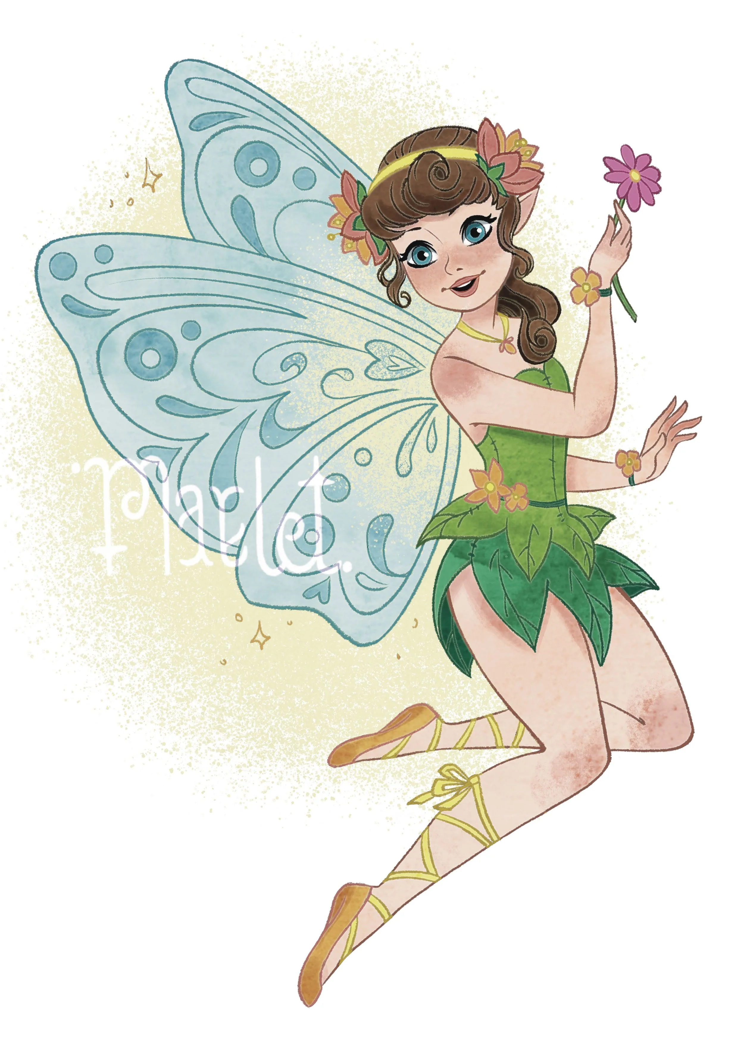 Une jeune fée aux ailes bleues, portant une robe verte et des fleurs, est en position accroupie, tenant une fleur rose dans sa main.