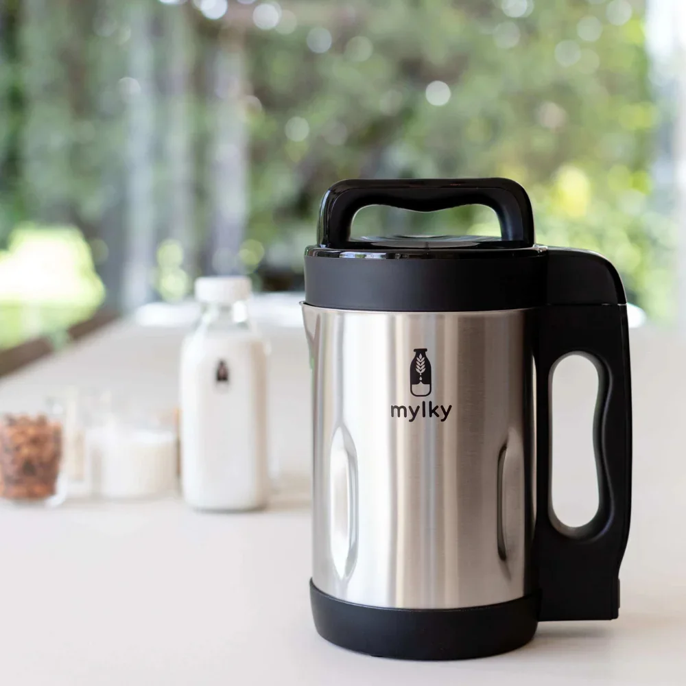 A simple way to make fresh plant-based milk at home. It works with ingredients like almonds, oats, cashews, ... and helps reduce plastic waste, while the leftover pulp can be reused in cooking. 
