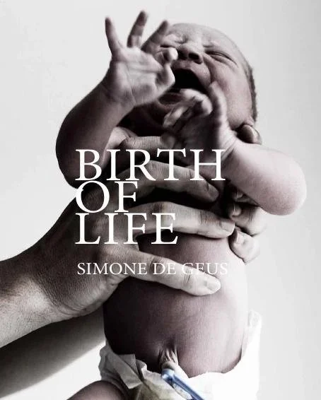 Een baby wordt door een hand omhoog gehouden, met een achtergrond in zwart-wit. Over de afbeelding staat de tekst 'Birth of Life' en 'Simone de Geus'.