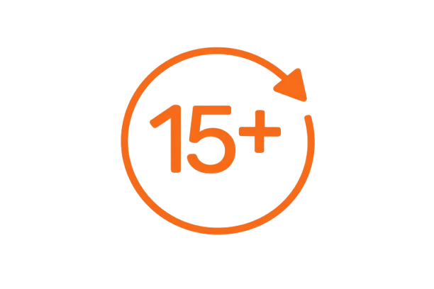 Logo mit der Zahl 15+ in orange, umgeben von einem Pfeil im Kreis, auf weißem Hintergrund
