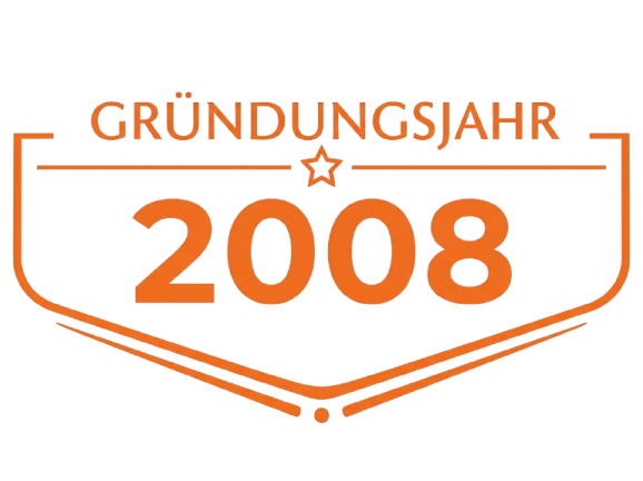 Grafik mit orangefarbenem Text 'GRÜNDUNGSJAHR 2008' und eine kleine Sternfigur in der Mitte, umrahmt von Linien und Akzenten in Orange.