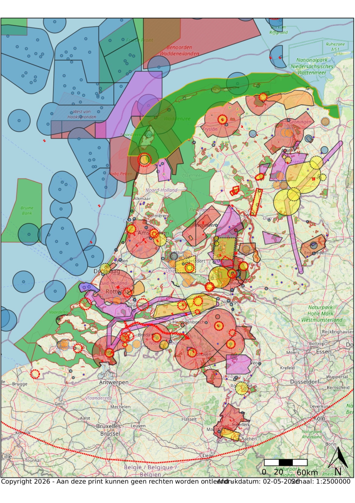Gedetailleerde dronekaart van Nederland met verschillende gekleurde markeringen, gebieden en lijnen die no-fly zonens van natuurgebieden, wegen en infrastructuur aangeven, met tekstlabels voor plaatsen zoals Amsterdam, Rotterdam weergeven.