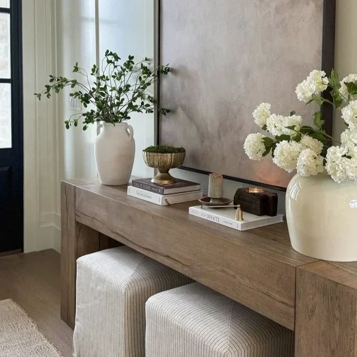 The Curated Entryway: How to Style a Console Table Using the "Rule of Threes"