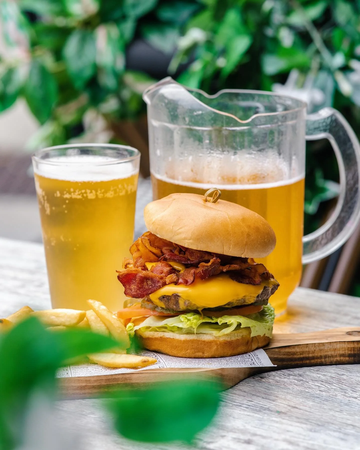 Beer 🍻&amp; Burgers 🍔 Is There A Better Way To Celebrate Summer 🤷🏼&zwj;♂️☀️

#revolution #revolutionmorristown