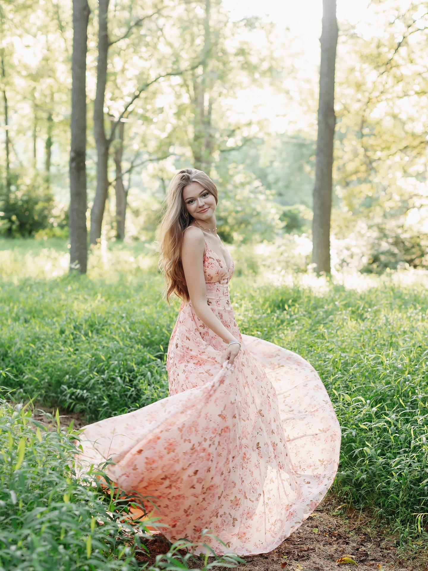 Chasing golden evening light with @julesallport at @terrafarmsandfield !! ✨presets by @mlppresets 🍒