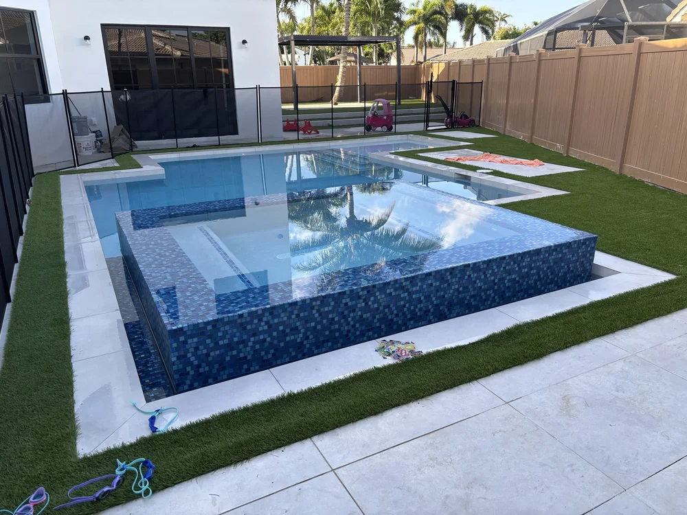 Raised spa with mosaic tile
