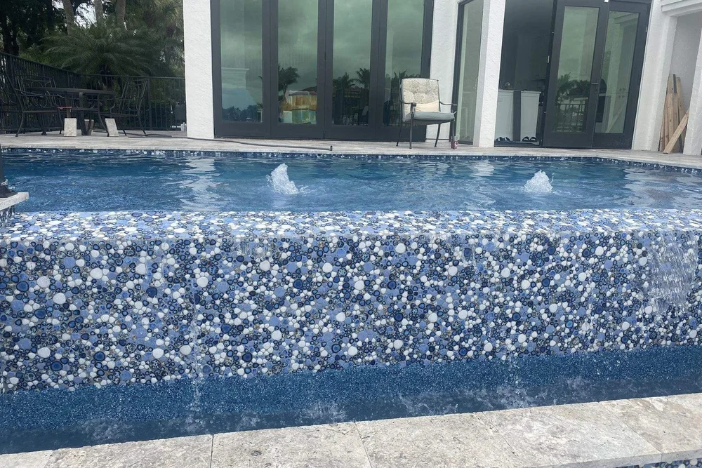 Glass-pebble pool finish with bubblers