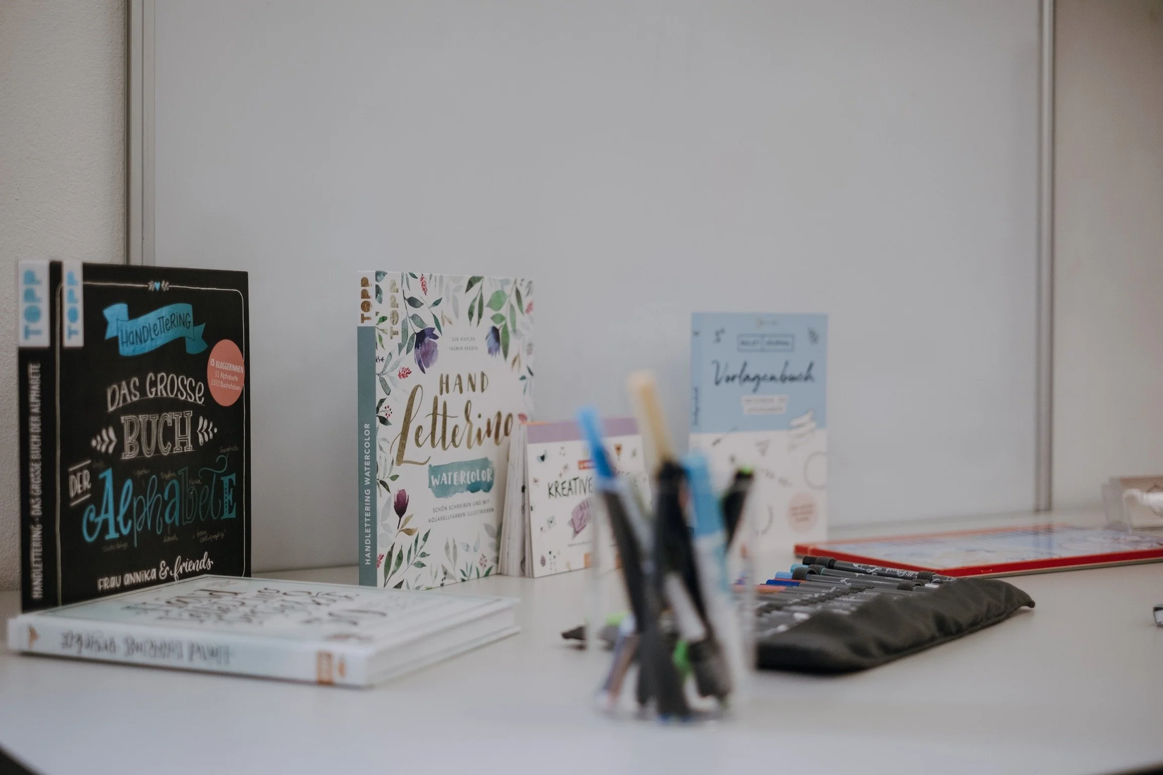 Handlettering Workshop NRW – Hier können Handlettering Stifte getestet und in Handlettering Büchern gestöbert werden
