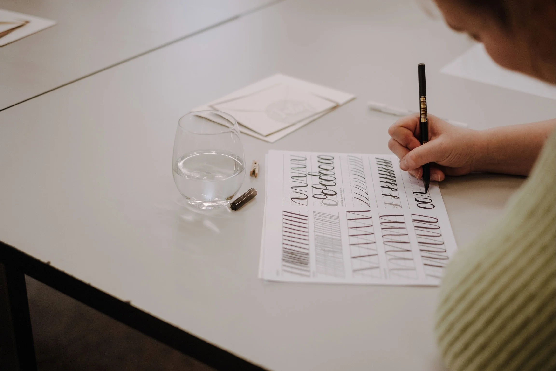 Handlettering Anfänger Workshop Aachen – Wir beginnen mit einfachen Übungen, die Euch zeigen, wie man einen Brushpen verwendet