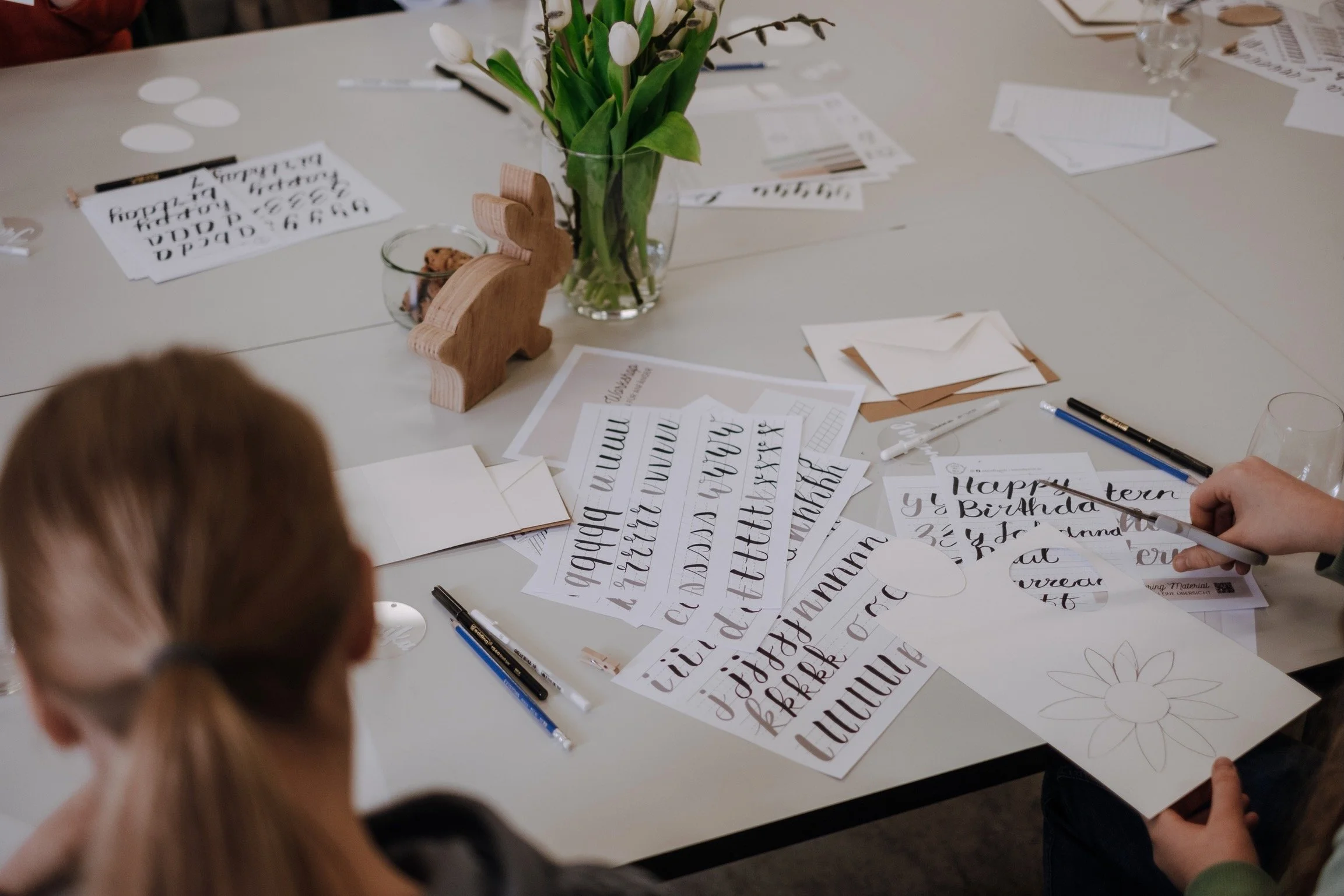 Handlettering Alphabet – Am Ende des Workshops hat jede*r Teilnehmer*in in eigenem Tempo das Alphabet in Kleinbuchstaben gelettert und kann sein/ihr eigenes Projekt umsetzen