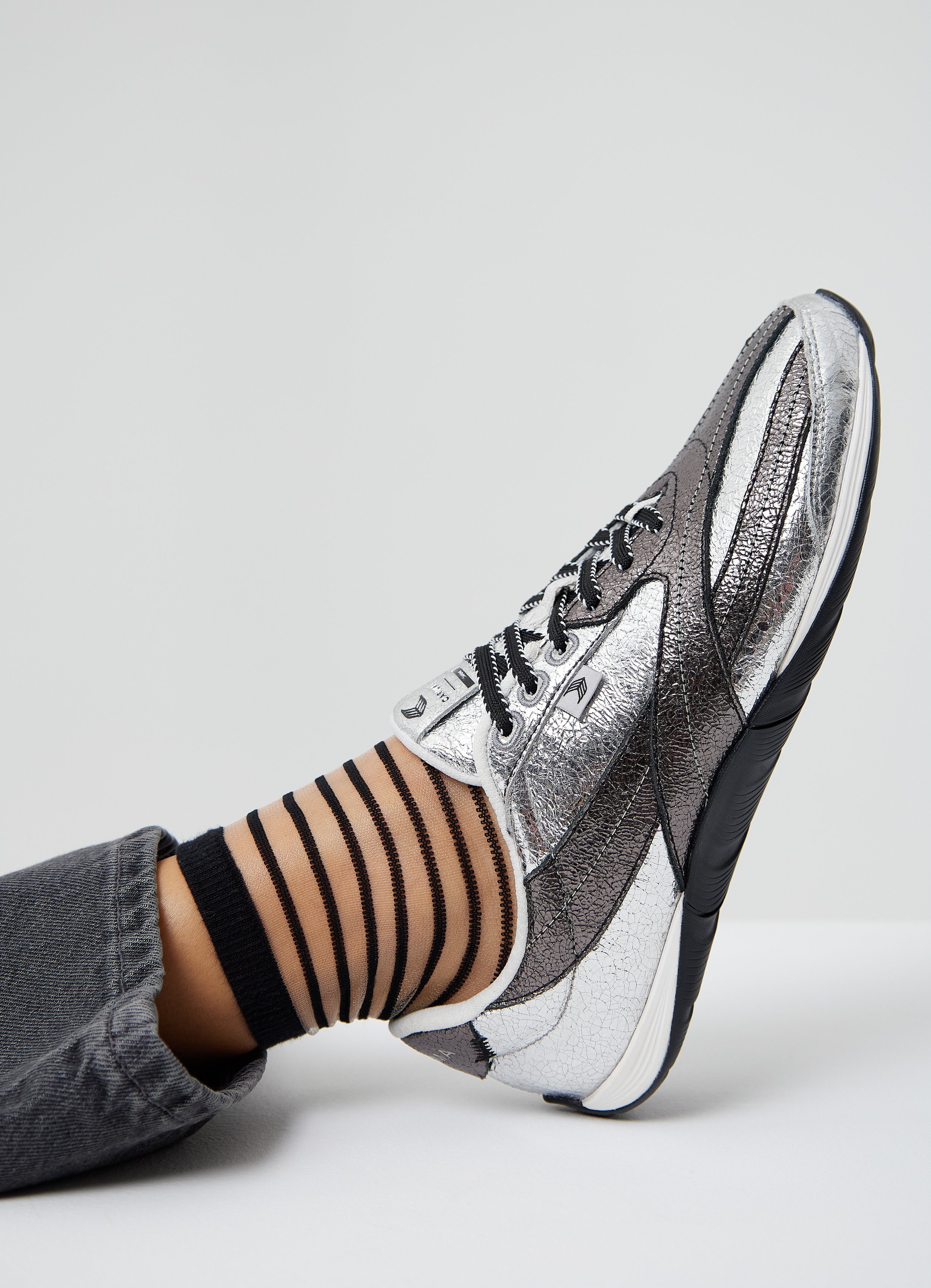 723932M01_SUTAI Metallic Crinkle Leather Silver__KD_001.jpg