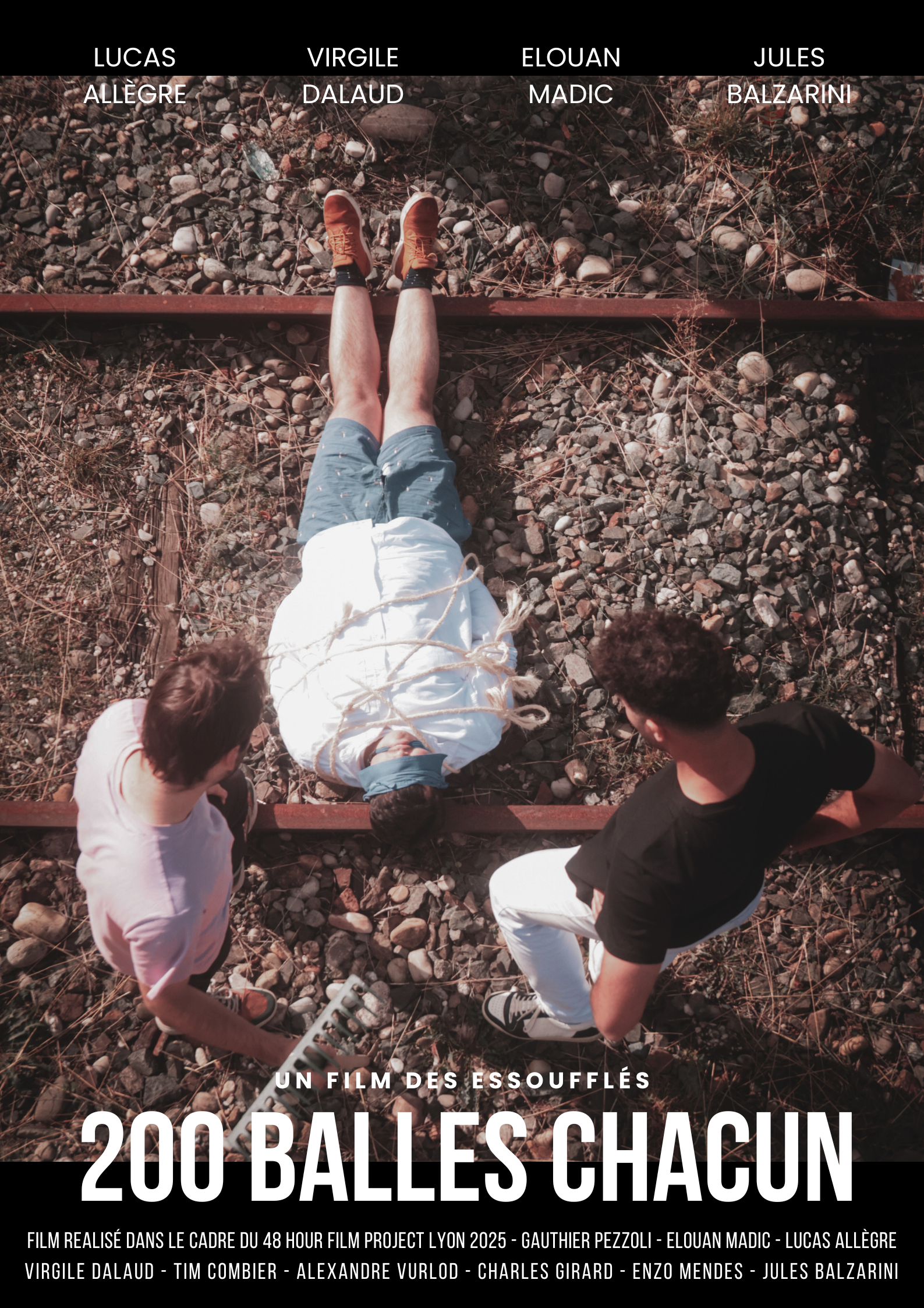 Group of four people standing on train tracks, looking down at a person lying on the ground. The person on the ground is tied up. Text overlaying the image: "Un film des Esoufflés, 200 Balles Chacun."