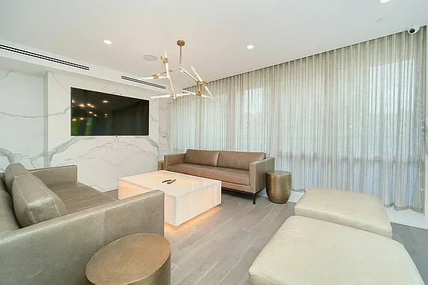 Residents lounge at 1399 Park Avenue, Upper East Side NYC luxury building amenities