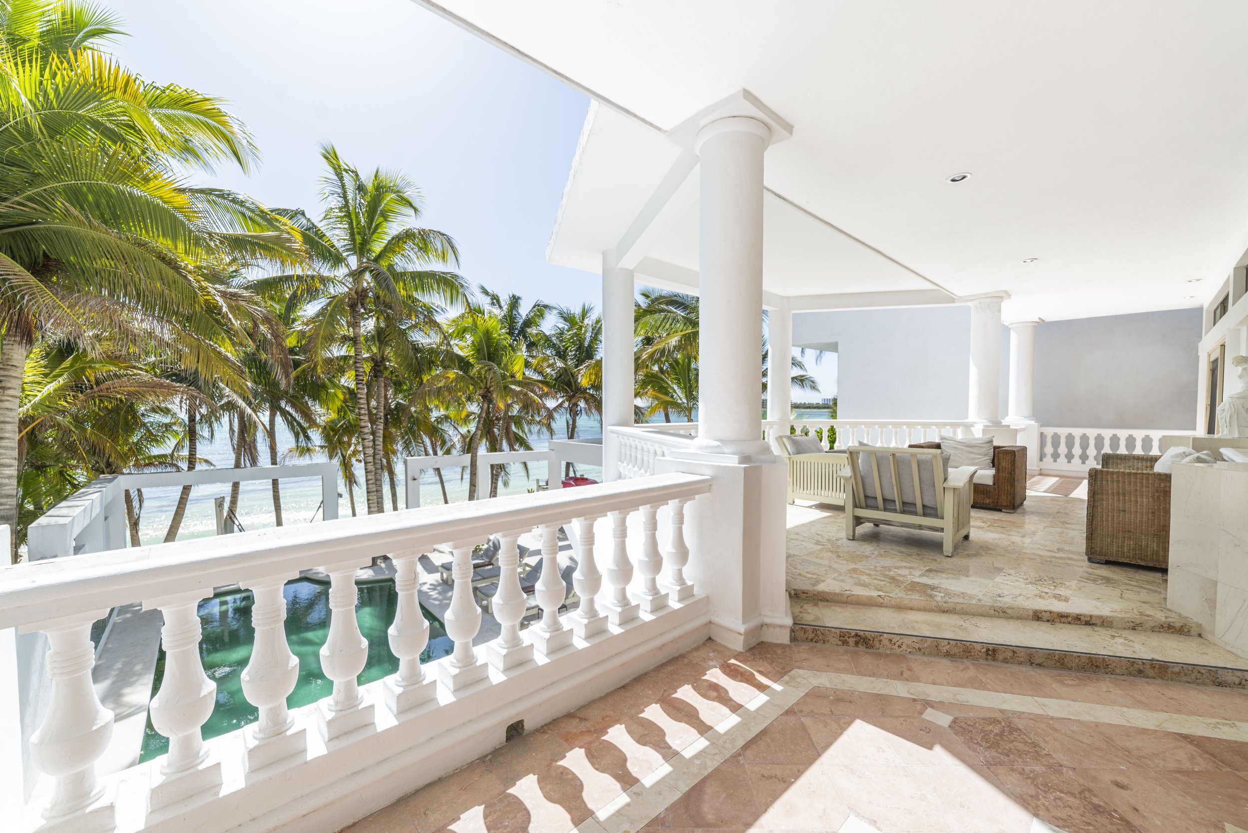 vacation rental in exlusive bay near tulum, beach front with 6 rooms, pool, cleaning staff and concierge service