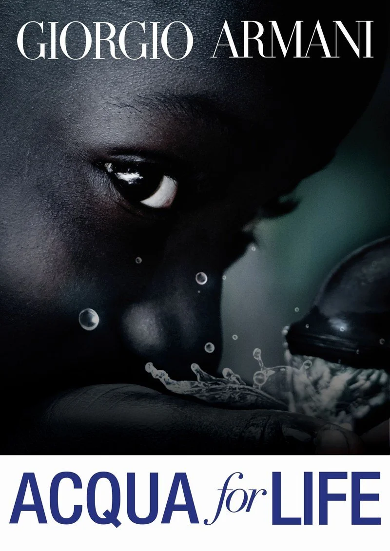 Affiche publicitaire pour Giorgio Armani présentant un visage de profil d'une personne à la peau foncée qui boit de l'eau.