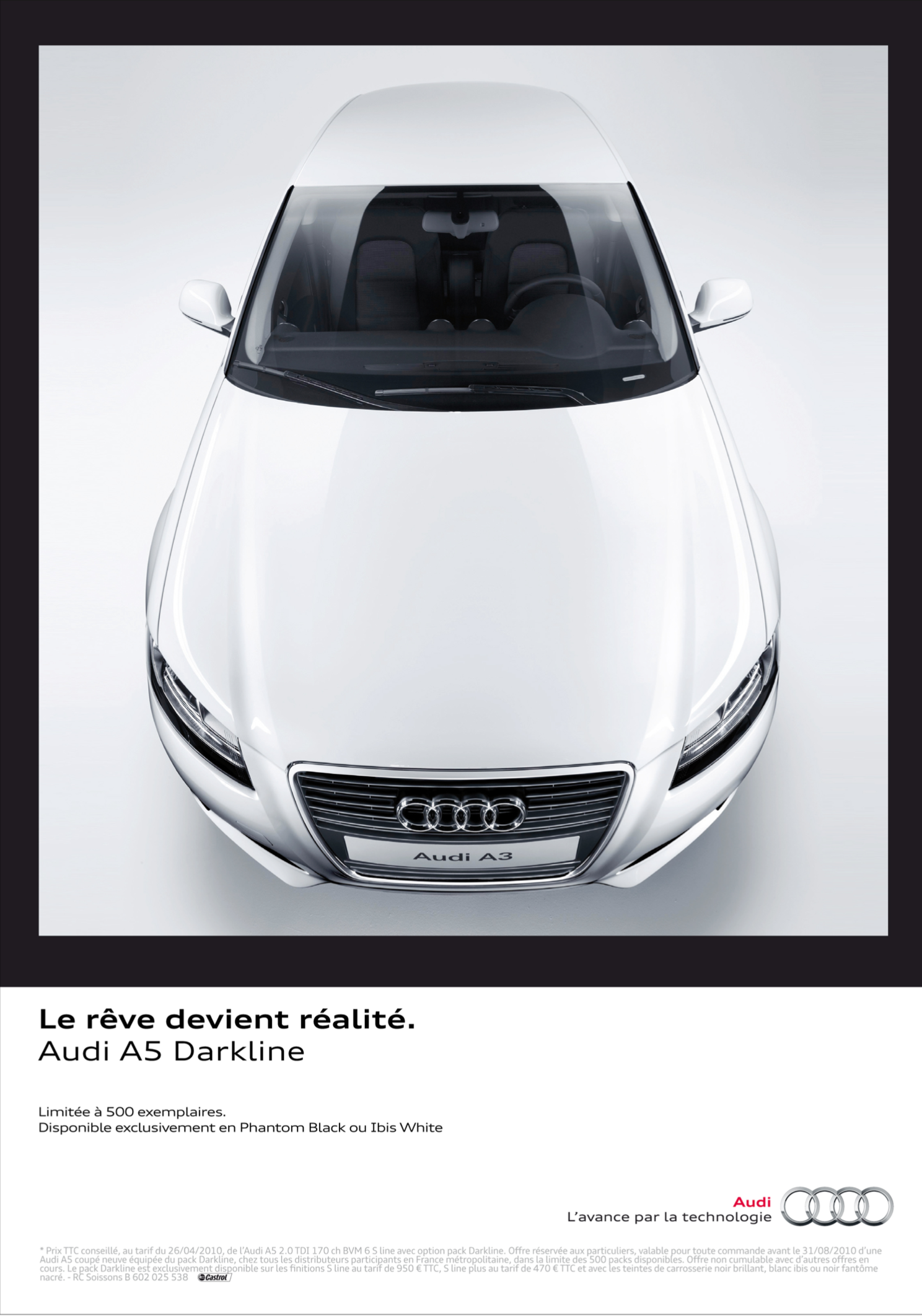 Vue aérienne d'une voiture blanche Audi A3, vue de dessus, avec un design moderne et épuré.