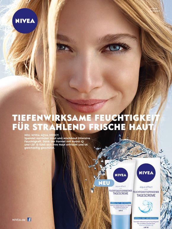 Une femme blonde souriante avec une peau claire, le visage en gros plan, promotion pour une crème de jour hydratante NIVEA Aqua Effect à l'arrière-plan.