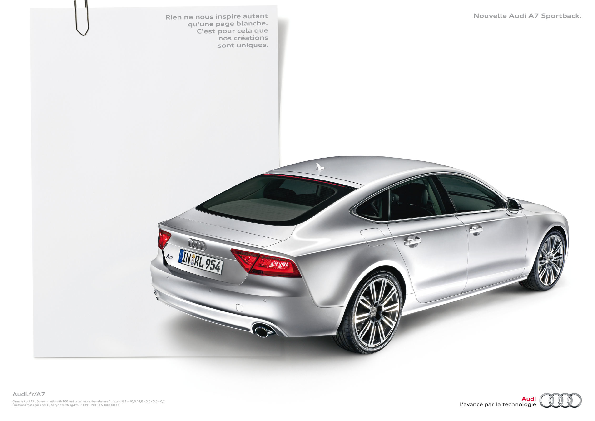 Une publicité pour la nouvelle Audi A7 Sportback blanche, vue de l'arrière, placée contre un fond blanc. Il y a des textes en français et des logos Audi en bas à droite.