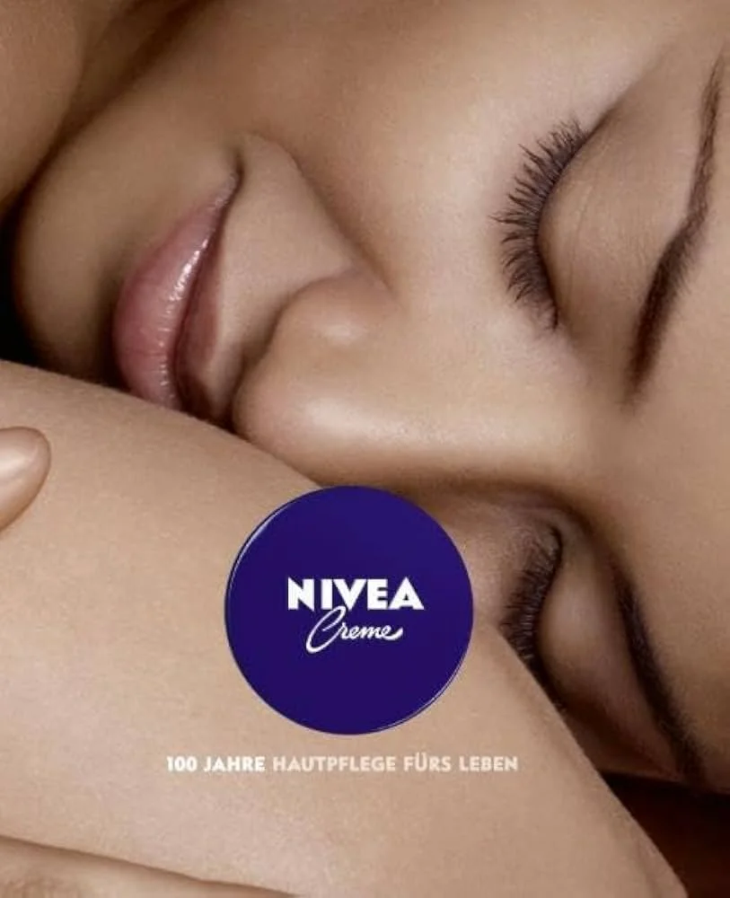 Une personne qui embrasse quelqu'un, avec un logo NIVEA Creme et un texte en allemand
